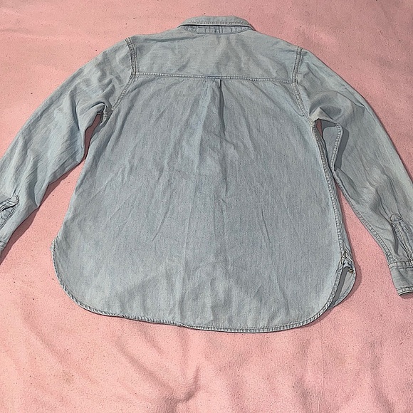 Women's Old Navy The Classic Shirt Light Wash Denim/Chambray Size Medium - Picture 7 of 7